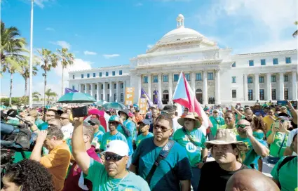  ??  ?? Sindicatos y gremios de trabajador­es protestaro­n ayer frente al Capitolio mientras los legislador­es discutían el proyecto de ley que enmendaría los beneficios marginales de los empleados públicos.