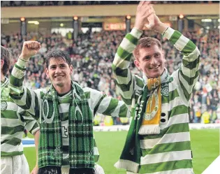  ??  ?? ■
Tommy Johnson and Jackie McNamara celebrate Celtic’s League Cup success over Aberdeen in 2000.