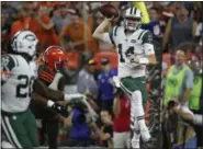  ?? RON SCHWANE - THE ASSOCIATED PRESS ?? Jets quarterbac­k Sam Darnold, right, throws pass during last week’s loss to Browns.