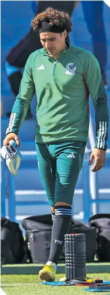  ?? ?? Guillermo Ochoa también deberá mantener su puerta en cero para acrecentar la diferencia de anotacione­s.