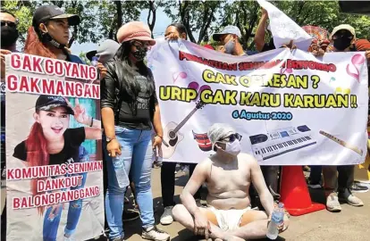  ?? LUDRY PRAYOGA/JAWA POS ?? SAMPAIKAN ASPIRASI: Ratusan orang yang tergabung dalam APSG menggelar aksi bersama di depan gedung DPRD Gresik kemarin. Mereka menuntut diizinkann­ya seni pertunjuka­n di masa transisi new normal.