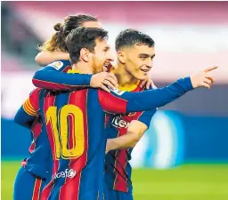  ??  ?? ABRAZO. Messi y compaña festejan el primer gol de la Pulga en la victoria frente al Betis.