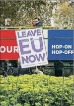  ??  ?? DANIEL LEAL-OLIVAS / AFPActivis­ta anti-UE, ayer en Londres