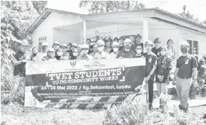  ?? — Gambar Politeknik Kuching Sarawak ?? UNTUK ALBUM: Sesi gambar beramai-ramai sempena program ‘TVET Students To Do Community Works.’