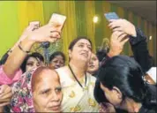  ?? ARVIND YADAV/HT ?? Women click selfie with minister Smriti Irani at an iftar hosted by minister Mukhtar Abbas Naqvi at his Delhi residence.