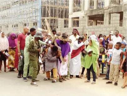  ??  ?? Simon of Cyrene helps Jesus with His cross at the Fifth Station
Pic: Adie Vanessa Offiong