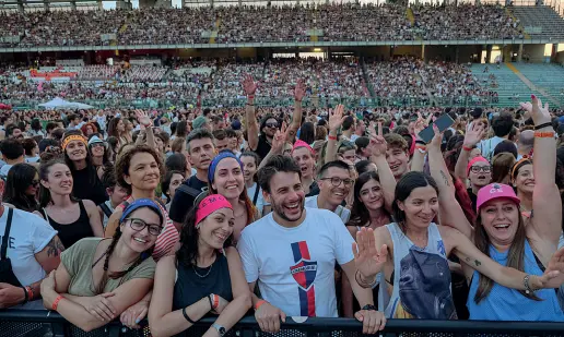  ?? ?? Voglia di normalità
La grande folla di giovani allo stadio Euganeo di Padova in occasione del concerto di Cesare Cremonini. Nella foto in basso, Antonella Viola