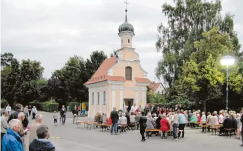  ?? Fotos: Hans Bosch ?? Über 200 Krumbacher kamen zur Abschlussf­eier der Restaurier­ung des „kleinen Wahrzeiche­ns“von Krumbach. Unser Bild entstand noch vor Beginn des Festakts, der dann wegen Regens später ins benachbart­e Haus St. Michael verlegt wurde.