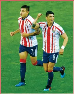  ??  ?? Pulido y el 'Gru' Vega festejan un gol ante Atlas, el sábado pasado.