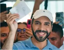  ?? AFP ?? Bukele muestra la boleta de votación, ayer domingo.