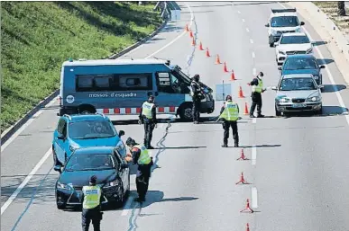  ?? ALEJANDRO GARCIA / EFE ?? Los Mossos d’esquadra instalaron ayer un control en la ronda Litoral contra los infractore­s