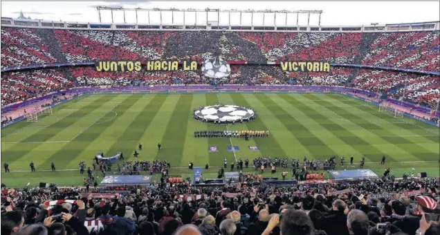  ??  ?? AMBIENTE. El club quiere que esta imagen de un Calderón lleno, que empuje desde el primer minuto, se repita: es el saludo del Atleti-Barça de ida de cuartos de la última Champions.