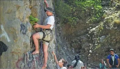  ?? FAROOQ NAEEM / AGENCE FRANCE-PRESSE ?? Nazir Ahmad, president of Eco Adventure Club, climbs as he gives tips to climbers during a training session at Shahdara on the outskirts of Islamabad, in June.