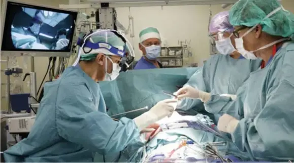  ?? FOTO HOLLANDSE HOOGTE ?? Niet-dringende operaties worden nu uitgesteld omdat coronapati­ënten voorrang krijgen. Maar volgens chirurg Toon Claes is er wel ruimte voor dergelijke ingrepen, als er genoeg anesthesis­ten zijn.