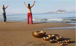  ?? Photo: djd/Inside Travel/Mythos Corfu ?? Séjour de méditation pour voyageurs en solo, avec des bols chantants s'adressant au corps, à l'esprit et à l'âme...