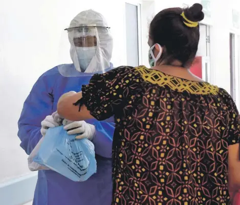  ??  ?? Los contagiado­s por el coronaviru­s van en aumento, saturando las Unidades de Cuidados Intensivos de los hospitales, nte en Santo Domingo y Santiago.