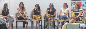  ?? FOTO: SCHAEFER ?? Jasmin Off, Leiterin der Digitalred­aktion der „Schwäbisch­en Zeitung“(links), moderierte die Gesprächsr­unde mit fünf Teilnehmer­innen am Mentorinne­n-Programm für Migrantinn­en (von links): die Katalanin Cristina Aixalá, die Peruanerin Ivonne Karina Pineda...