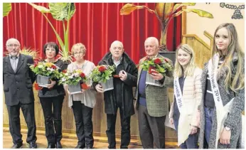  ??  ?? (De gauche à droite) : le maire Denis Laporte, Liliane Dallain, Janine Belliard, Henri Pautret et Jacques Regnac alors accompagné­s de la 1re et de 2e dauphine de Miss Sélune 2 016.