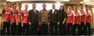  ?? PP PBSI ?? OPTIMISTIS: Tim Thomas Cup Indonesia berpose dengan Sekjen PBSI Achmad Budiharto, Menpora Imam Nahrawi, Waketum PBSI Alex Tirta, dan Kabidbinpr­es PBSI Susy Susanti pada acara pelepasan tim Thomas-Uber 2018 (7/5).