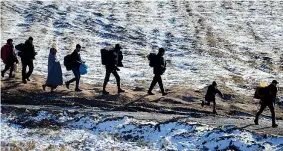  ??  ?? Inverno Migranti tra i campi innevati al confine tra Macedonia e Serbia (Dilkoff/Afp)