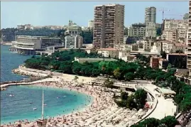  ?? (Photos : collection Associatio­n des cartophile­s de Monaco) ?? Durant les années soixante, les premiers commerces entourent la plage.