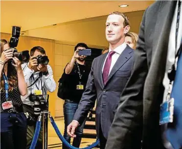  ?? Foto: dpa ?? Selbstbewu­sst wie immer: Facebook-Chef Mark Zuckerberg kommt nach seiner Aussage aus dem EU-Parlament.