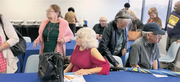  ?? FOTOS: ROXANA DE LA RIVA / LA PRENSA ?? Pensionado­s puertorriq­ueños en la Florida Central asistieron a una sesión informativ­a sobre una campaña en defensa de sus pensiones.