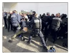  ?? (Photo Dylan Meiffret) ?? À Draguignan, le blocage a été levé par les forces de l’ordre aux alentours de  h .