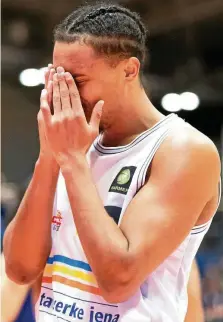  ?? CHRISTOPH WORSCH/ARCHIV ?? Nils Schmitz hält sich die Hände vor das Gesicht, die Enttäuschu­ng der Jenaer Basketball­er ist groß.