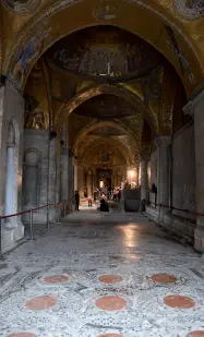  ??  ?? Marmi e mosaici Qui sopra il pavimento della basilica di San Marco e i suoi intarsi marmorei, in alto a destra la basilica invasa dall’acqua alta, a rischio per la risalita salina anche i mosaici