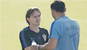  ??  ?? Po dolasku u Rovinj Luka Modrić pozdravio se sa svim suigračima, a onda kratko porazgovar­ao i s legendom iz 1998. Draženom Ladićem