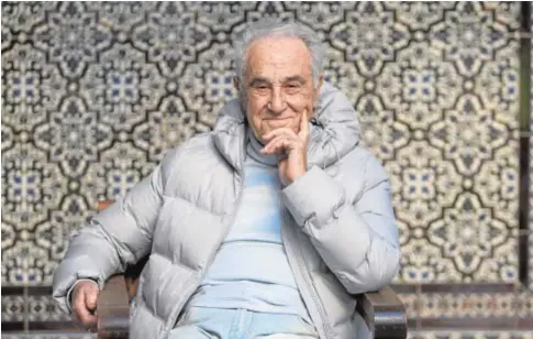  ?? ISABEL PERMUY ?? José María Carrascal posa en el patio andaluz de la sede de ABC en Madrid