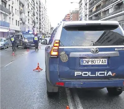  ?? EUROPA PRESS ?? Una patrulla halló en la calle el cuerpo sin vida de la mujer.