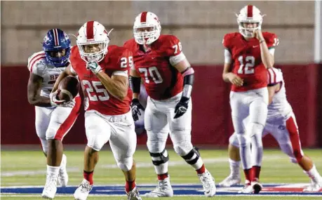  ?? Jason Fochtman ?? The Woodlands running back Bryeton Gilford (25) picks up a first down during the second quarter of the Highlander­s’ 35-21 District 12-6A win Thursday at Woodforest Bank Stadium in Shenandoah.