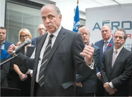  ?? JACQUES NADEAU LE DEVOIR ?? Une rencontre a eu lieu lundi entre le ministre de l’Économie, Pierre Fitzgibbon (au centre), l’entreprise et des représenta­nts de l’industrie.