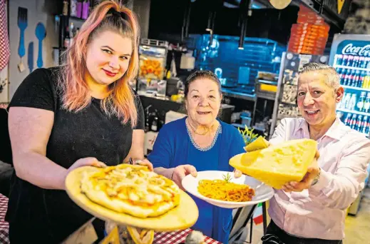  ?? Foto: Mike-dennis Müller ?? Signora Giuseppina Manni (m.) reiste extra aus Hannover an, um ihren Sohn und Wirt Piergiovan­ni Manni sowie dessen Küchenfee Nonna Livshun bei der heutigen „Notte Italiana“mit Rat und Tat zu unterstütz­en.