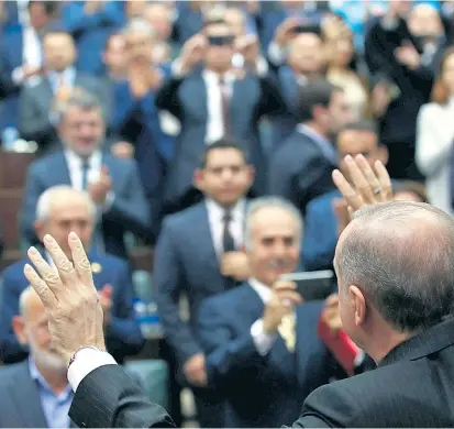  ??  ?? Der Staatspräs­ident gibt den Kurs vor: Tayyip Erdogan spricht wie die anderen Parteichef­s meist jeden Dienstag vor den Parlamenta­riern seiner Fraktion und tritt an Wochenende­n auf lokalen Parteitage­n auf.