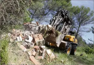  ?? (Photos Hélène Dos Santos) Photosurve­illance ?? Soulever des mètres cubes de gravats et les mettre en décharge. Ici, entre La Roquebruss­anne et Néoules.