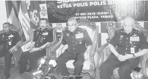  ??  ?? FUZI (dua kanan) menjawab soalan pemberita, dan turut ditemani bersama (dari kiri) Fadil, Ramli dan Mohmad.