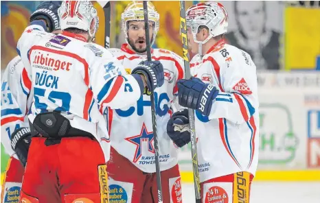  ?? FOTO: THOMAS HEIDE ?? Hier jubeln Brian Roloff, Torschütze Alexander Dück, Mathieu Tousignant und Norman Hauner (von links) über das 1:0 der Ravensburg Towerstars in Weißwasser. Am Ende siegte Ravensburg mit 2:0.