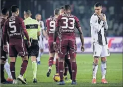  ??  ?? GOLEADOR. Cristiano discute la jugada del penalti para la Juventus.