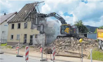 ?? FOTO: ANDREA UTZ ?? Die Abbrucharb­eiten an drei gemeindeei­genen Gebäuden in Durchhause­n haben begonnen. Ein Bagger macht aus dem Haus einen Haufen Schutt.