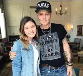  ?? SPLASH NEWS ?? BEDA BANGET: Johnny Depp berfoto dengan fans di Moskow, Rusia, pekan lalu. Dia tampak lebih kurus dari biasanya.