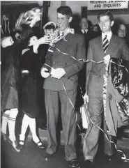  ?? The Associated Press Files ?? On Aug. 8, 1953, Sir Edmund Hillary, left, and his fellow
New Zealander George Lowe, are welcomed home.