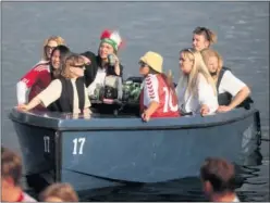  ??  ?? Aficionado­s daneses, en un barco en Copenhague.