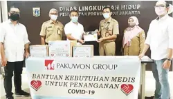  ?? PAKUWON GROUP FOR JAWA POS ?? TERLIBAT LANGSUNG: Direksi Pakuwon Group memberikan donasi ke Dinas Lingkungan Hidup Pemprov DKI Jakarta berupa kebutuhan medis.