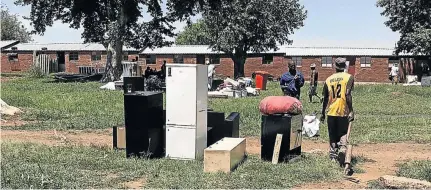  ?? / TANKISO MAKHETHA ?? Residents say crime has increased since people illegally moved into recently built low-cost housing in their area of Mamelodi West.