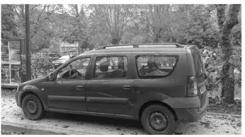  ??  ?? En raison des parkings bondés, Thierry Dolidon était garé sur le trottoir de la rue du Palais. Pas de gêne de la circulatio­n ou de visibilité, pas de panneau d’interdicti­on mais un PV à 135 euros qui a été annulé quelques jours après par la municipali­té.