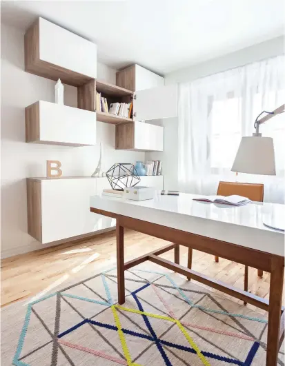  ?? Aménagemen­t : Maxime Partouche, designer, 438 931-7767. Bureau : Structube. Rangement et tapis : IKEA. Accessoire­s : HomeSense. Recherche et stylisme : Stéphanie Guéritaud. Photo : Marie-Ève Lévesque. ??