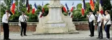  ?? - Crédits : CG82 ?? Les porte-drapeaux ont pris place devant la stèle.